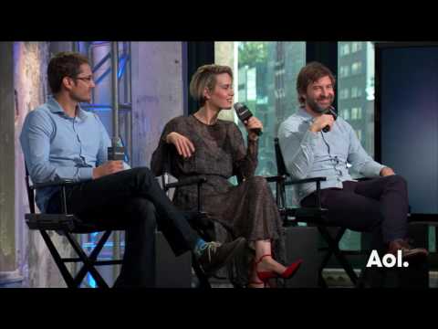 afbeelding Sarah Paulson And Mark Duplass Talk About Making "Blue Jay" In Black And White | BUILD Series