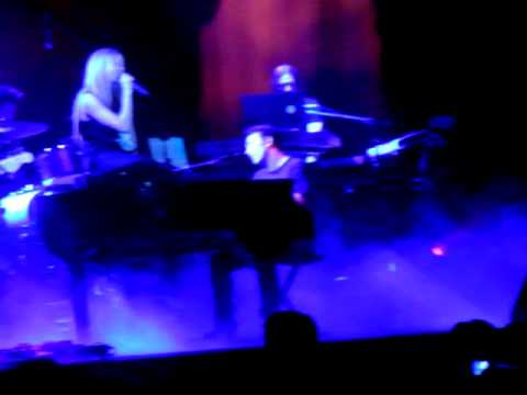 Avril lavigne Fix You [Coldplay cover] Live Amsterdam 2011