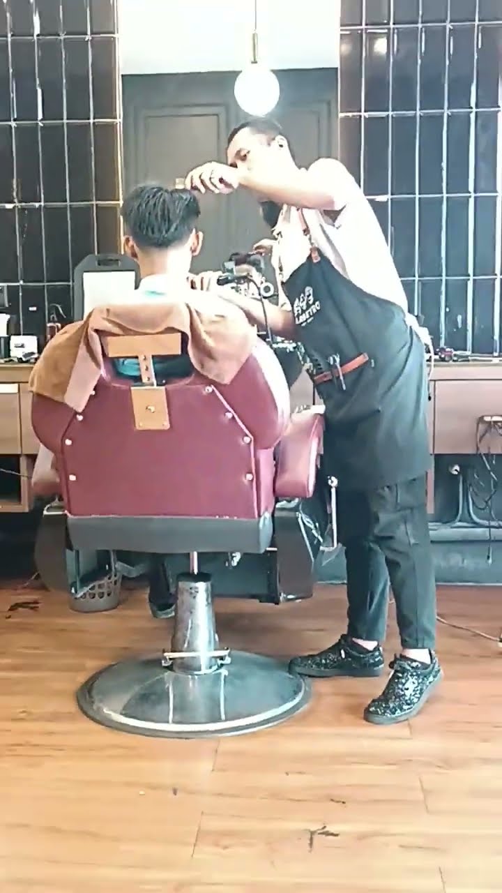Butuh potongan rambut yang kece tanpa bikin kantong bolong? Datang aja ke BARBERTRO Batam, pasti puas! ✂️✨