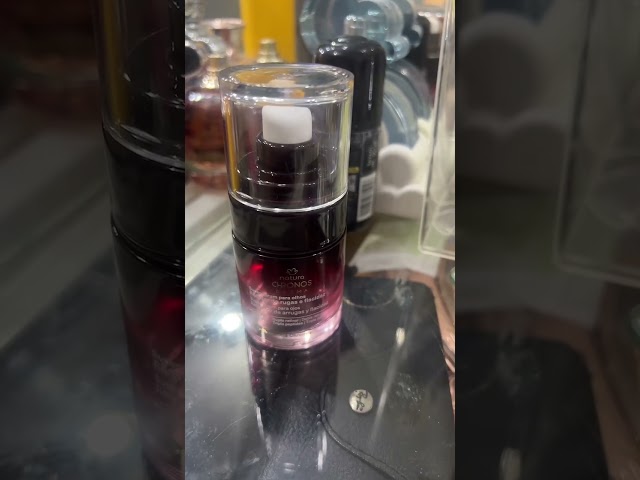 Vídeo relacionado con Sujetador Anti-Arrugas Sleep&Glow - Hecha de Seda Natural - Relleno con pequeñas Bolas de Espuma viscoelástica para una Mejor circulación del Aire - Prevención de Arrugas de Escote - Hecho en Europa