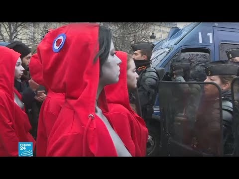 فرنسا حركة عاريات الصدر "فيمن" تشارك في احتجاجات "السترات الصفراء"