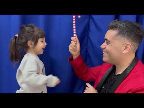 Voir la vidéo de Candy Cane Magic Kit - Mago Flash