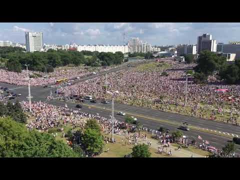 Сотни тысяч человек пришли на акцию протеста в центре Минска