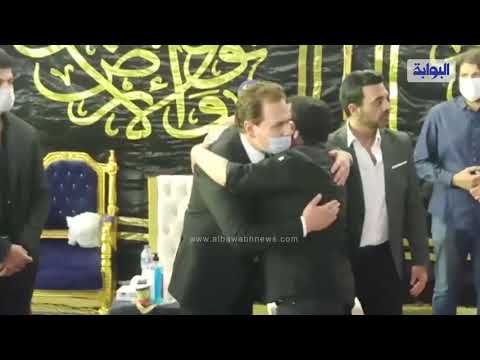 احمد آدم يواسي عمرو محمود ياسين في عزاء والده