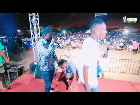 Concert de dj Massamba sur le grand terrain de foot d'adjoufou.