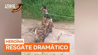 Adolescente se arrisca, amarra corda na cintura e salva criança de ser levada por enxurrada