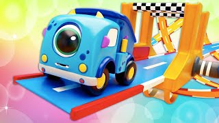 Pista de corrida para os carrinhos Mocas! Desenhos animados em português. Desenho animado infantil