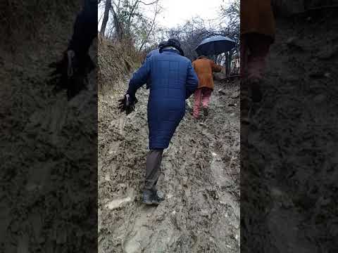 Drumuri pline de nămol in sat Piatra, comuna Ciofrângeni, județ Argeş