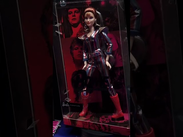 Vídeo relacionado con Barbie Signature 65 Aniversario Muñeca Rubia con Vestido de Rayas Blancas y Negras de Gala, Juguete de colección (Mattel HRM58)