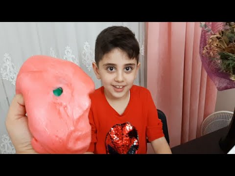 Efe kırmızı slime içine oyuncak sakladı. أخفت EFE اللعبة في الوحل الأحمر.