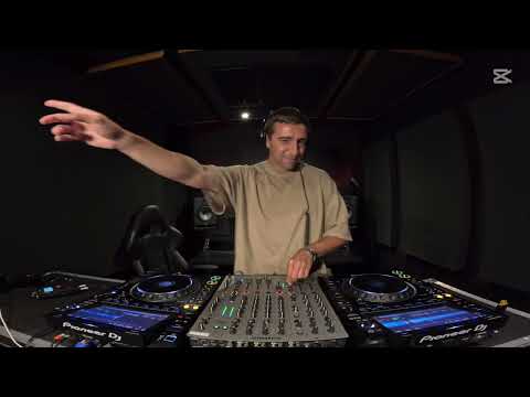 Franco Villaflor live at @tessarecordings. 05/02/2025