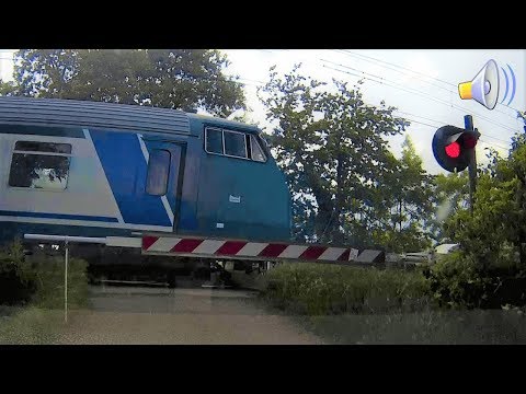 Passaggio a livello Borgoratto (AL) Via Battisti treno in transito # railroad crossing
