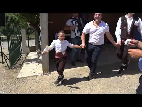 BUGARKA-kad mali Luka povede kolo