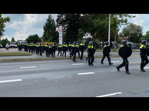 Bierflesjes gegooid en 1 aanhouding voor belediging bij vertrek supportersbussen PEC Zwolle - GAE