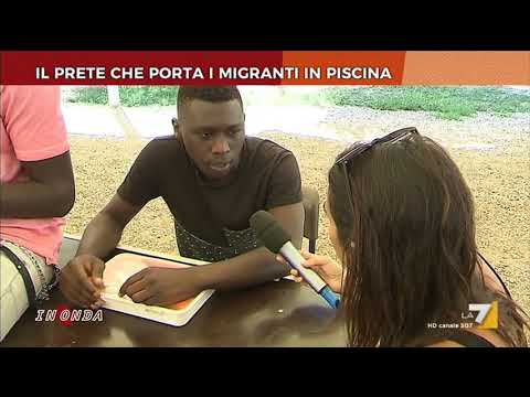 Il prete che porta i migranti in piscina