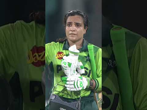 💫 Sidra Amin celebrates her 5️⃣0️⃣ in style — hitting the winning FOUR for Pakistan Women 🔥#PAKWvSAW