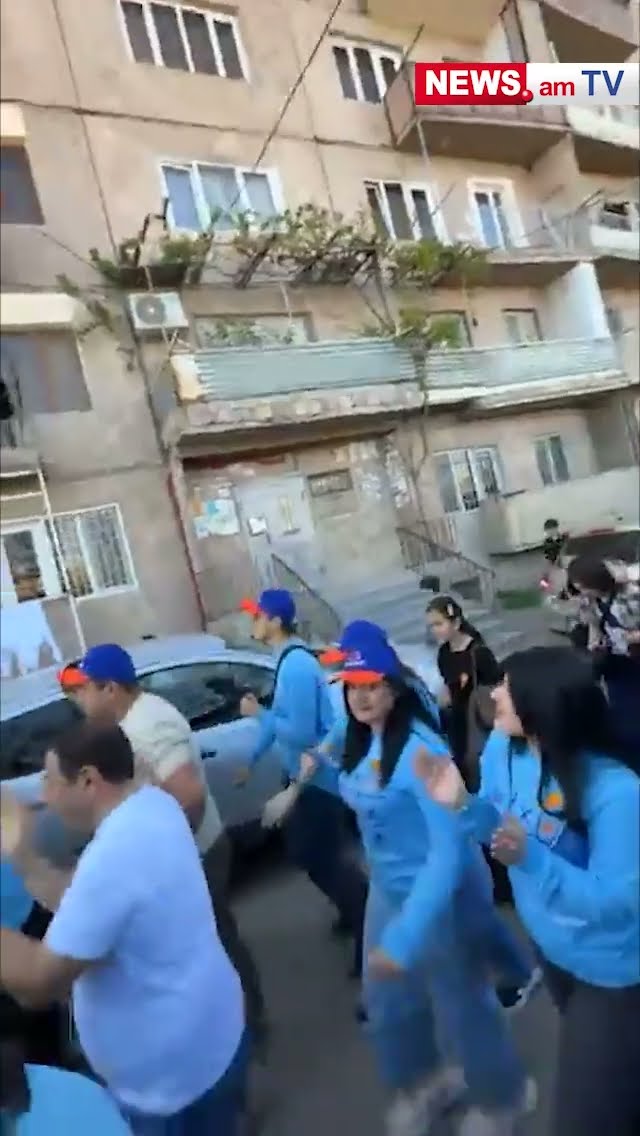Նոր նորքում քաղաքացին պատշգամբից ջուր լցրեց քարոզարշավ իրականացնող Ավինյանի և Թորոսյանի վրա