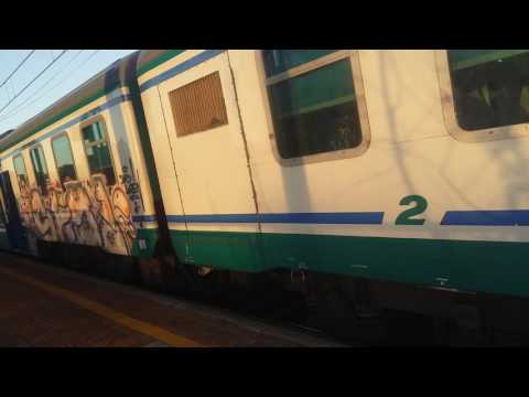 Arrivo e partenza di un regionale alla stazione Mazzini di Bologna con Strombazzata