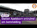 De politie haalde een persoon uit de trein na een bommelding.