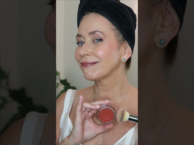 Vídeo relacionado con IT Cosmetics, Base de Maquillaje, Tratamiento Antiedad e Hidratante con SPF40, Cobertura Media, Acabado Luminoso, 12 Tonos Disponibles, Neutral Tan, YSBB CC+ Nude Glow, 32 ml