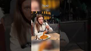 Você nunca sabe quem mais pode estar aproveitando a sua refeição! 😳🍽️