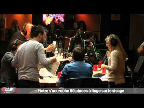 Piètre s'accroche 50 pinces à linge sur le visage - C'Cauet sur NRJ