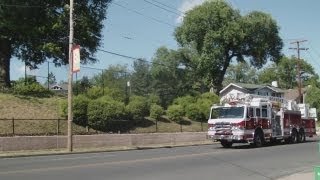 preview picture of video 'Roanoke City Ladder 7 Responding'