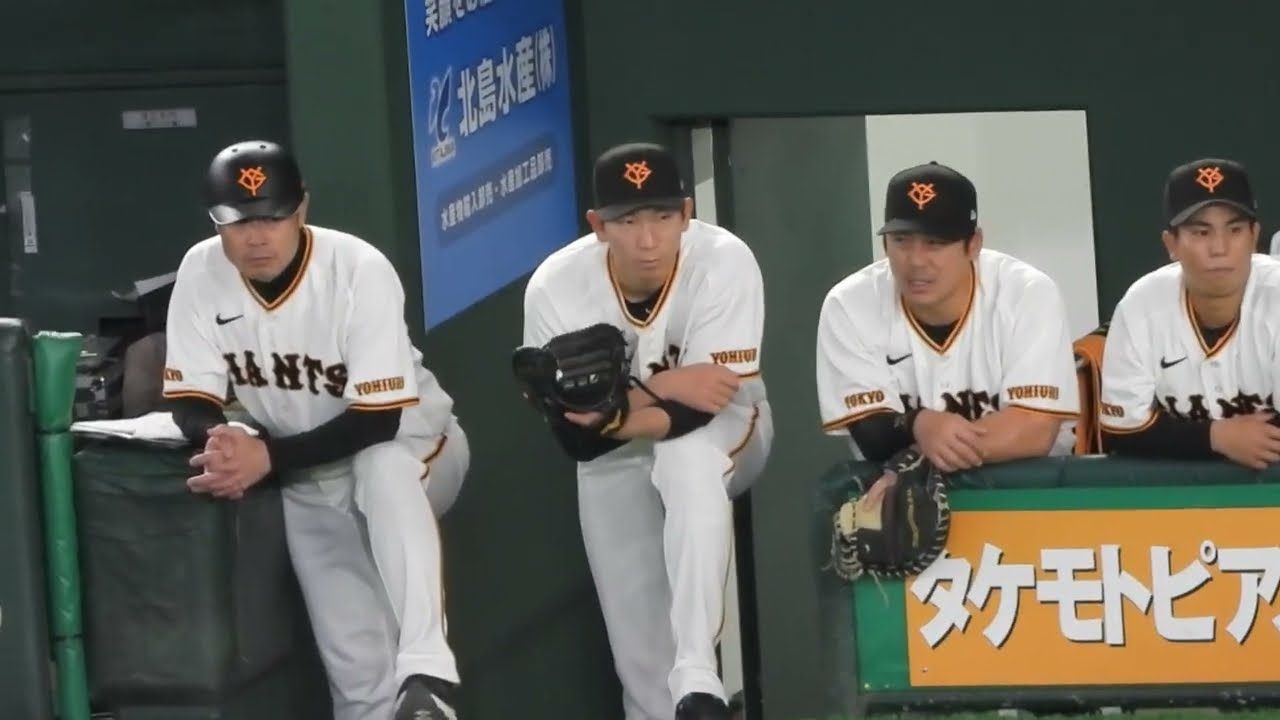 1回4失点大乱調となった戸郷翔征と話をする捕手甲斐拓也 ジャイアンツ