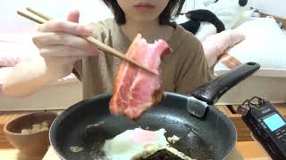 【咀嚼音】ジブリ飯っぽいベーコンエッグ作る音と食べる音【ASMR】