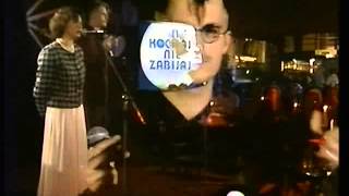 Kadr z teledysku Kochaj, nie zabijaj tekst piosenki Balkan Electrique