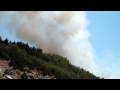 пожарный гидросамолет тушит лесной пожар. 
