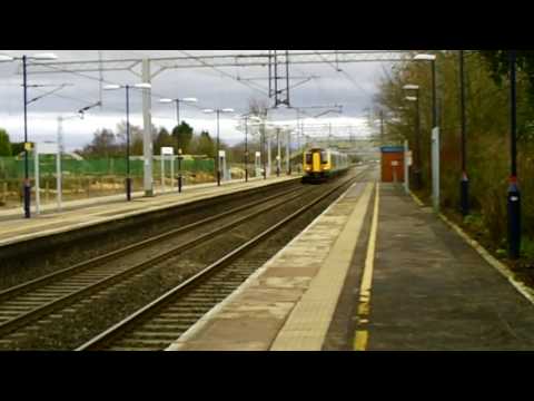 Voyagers and Desiro 350's Head Through Acton Bridge