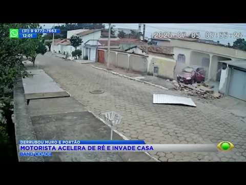 Motorista acelera de ré e invade casa: muro e portão derrubados