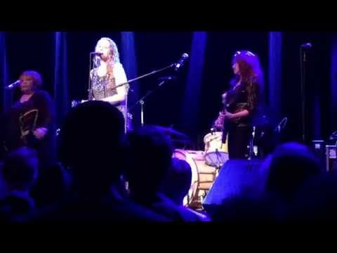 Mavis Staples, Joan Osborne and Bonnie Raitt sing Will the Circle Be Unbroken.   The Fillmore SF 9/2