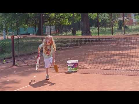 Priviți-l pe LUCAS, cum joacă tenis, la 04 ani si 07 luni, la ARAD, ROMÂNIA, aug. 2025 