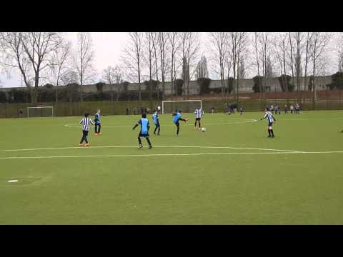 Hercules keeper plukt de bal uit de lucht en seconden later staat het 6-3.