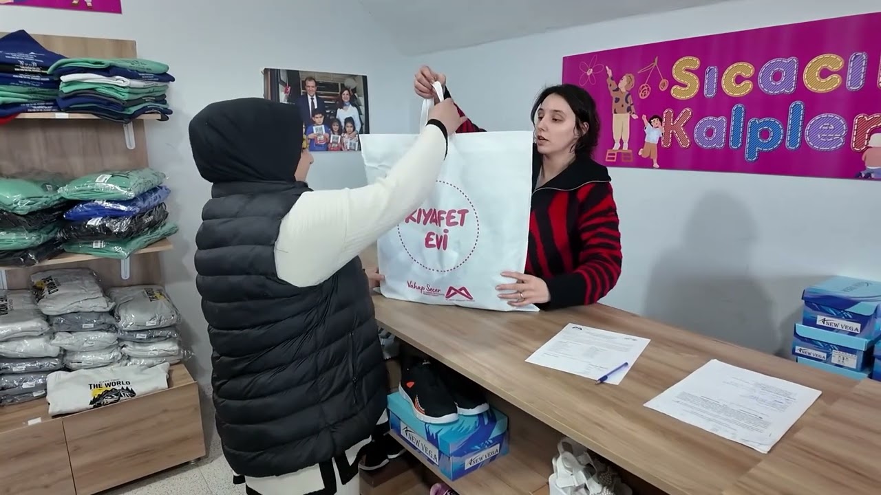 MERSİN BÜYÜKŞEHİR KIYAFET EVLERİ İLE AİLELERİN YÜKÜNÜ HAFİFLETİYOR