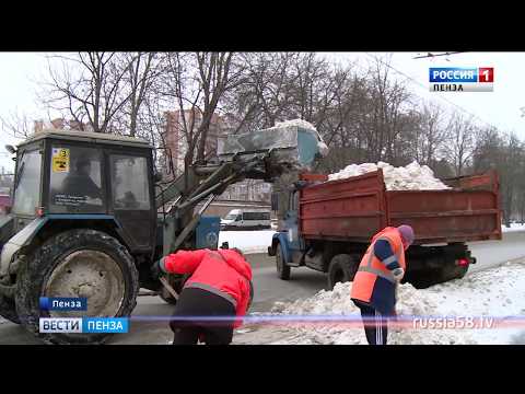 Припаркованные машины во дворах Пензы затрудняют уборку снега