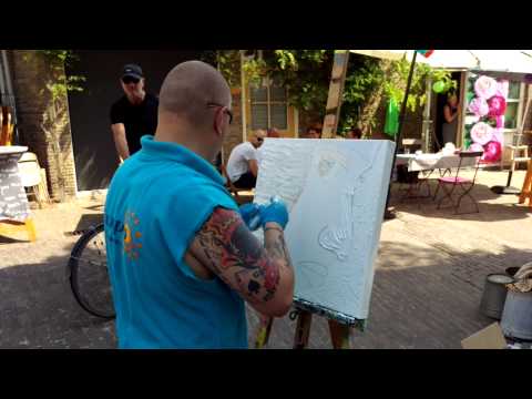 Marc C. Slootjes schildert in de openlucht in Haastrecht