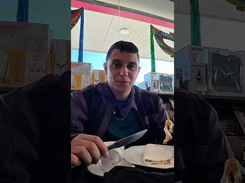 Motociclista faz pausa épica: Bateria recarregada com bolo e céu limpo! #shorts