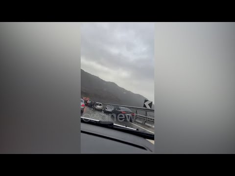 Ngrin Rruga e Kombit/ Automjetet përplasen në seri, përmbyset autobusi, disa të plagosur