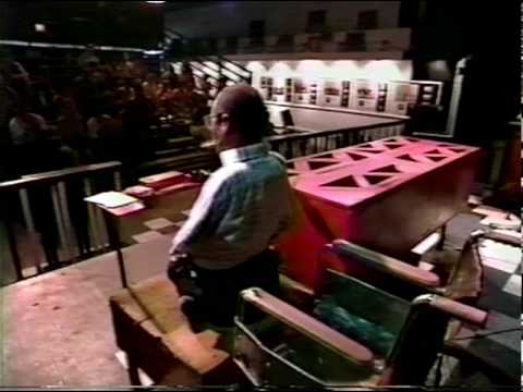 Τηλεοπτικό ρεπορτάζ για το Bradshaw's Circus of World Curiosities [Τσίρκο των Αξιοπερίεργων του Κόσμου] του John Bradshaw [Τζων Μπράντσω], στην παλαιά εγκατάσταση του Coney Island USA επί του παραλιακού πεζοδρόμου, περί το 1989. Εμφανίζονται οι Melvin Burkhart [Μέλβιν Μπέρκχαρτ], Otis Jordan [Ότις Τζόρνταν], Diane Falk [Νταϊάν Φωκ], Ruby Rodriguez [Ρούμπυ Ροντρίγκεθ] και Michael Wilson [Μάικλ Ουίλσον]. Το τεκμήριο καταγράφει την επιβίωση του παράπλευρου θεάματος ετερόμορφων στο Κόνεϋ Άιλαντ πέντε χρόνια μετά την αμφισβήτηση της συμμετοχής του Jordan στην κρατική έκθεση της Νέας Υόρκης (1984) από ακτιβίστρια των δικαιωμάτων των ατόμων με αναπηρία.