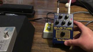 Video thumbnail for Tube Works Blue Tube pedal by andrewandthecatfives