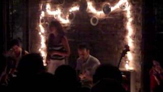 Los Campos Magnéticos - Kiss Me Like You Mean It