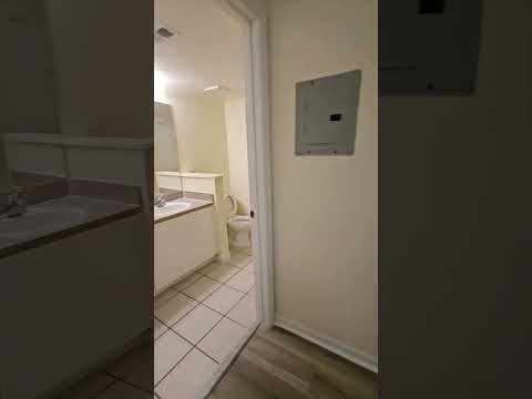 🏡 Welcome to Via Lugano Apartments! 🌴One Bedroom Palermo 870 sqft- Classic Style with Screened Patio