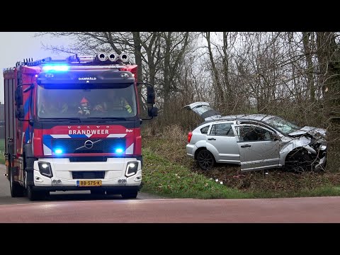 [Primeur] Bestuurder zwaargewond na botsing met boom Trekwei Damwâld | Brandweer met spoed onderweg