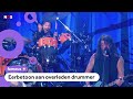 Nandi (12) drumt met beroemde band tijdens herdenkingsconcert