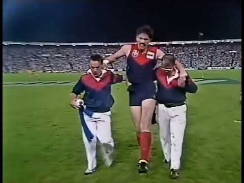Great play by Melbourne's Sean Wight after tearing his hamstring in the 1989 Night Grand Final