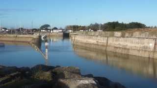 preview picture of video 'Le port du Douhet ,une semaine après la tempête (Jan 2014)'