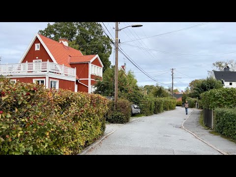 Stockholm Walks: Älvsjö. From residential streets to train station.